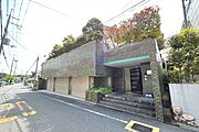 物件の外観（南東側から）。土地164坪、建物面積139坪。三井ホーム施工の注文住宅です。平成20年に2階リビング部分をリノベーション、他居室も保守状況良好です！