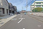 物件の東側前面道路（南側から）［2024年10月26日撮影］アルプラザ茨木徒歩8分！