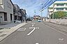 外観：物件の東側前面道路（南側から）［2024年10月26日撮影］アルプラザ茨木徒歩8分！