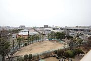 バルコニーからの眺め（南西方向）［2025年3月13日撮影］マンションの南側は公園になっており、開放的な眺望です！