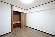 洋室4.5帖［2025年3月13日撮影］押入れにがあるので、居住空間を広く確保できます！