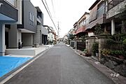 物件の東側前面道路（南側から）［2025年11月13日撮影］周辺は平坦地のため、自転車での移動がスムーズ！買い物施設回りが楽しめそうです！