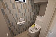 トイレ［2025年7月16日撮影］トイレは各フロアにあります！トイレにも窓が付いており、換気がしやすいです！