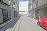 外観：物件の南側前面道路（西側から）［2025年7月28日撮影］鳥飼北小学校徒歩3分、第二中学校徒歩9分！公園も近くにあ地、子育てがしやすい住環境！
