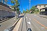 外観：物件の南側前面道路（西側から）［2025年9月1日撮影］道路幅員は11メートル！街路は整っています！