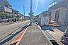 外観：物件の南側前面道路（東側から）［2025年9月1日撮影］周辺は戸建がら並ぶ緑豊かな住宅地です。