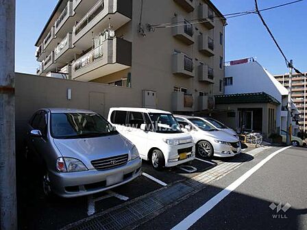 敷地内駐車場(屋外平面式)平面式の駐車場は車の出し入れがスムーズ!吹田インターチェンジが近く、車での移動が便利な立地!最新の空き状況につきましてはお問い合わせください。