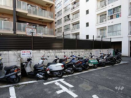 バイク置場。最新の空き状況につきましてはお問い合わせください。