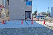 物件の駐車スペース［2026年1月9日撮影］角地のような立地で駐車もしやすいです！採光、通風も良好！完成済につき内覧可能！お気軽にお問い合わせください！