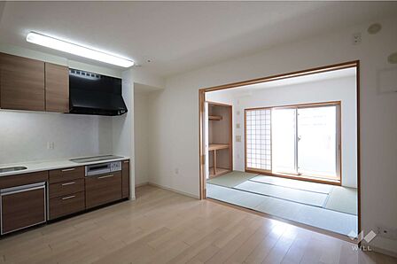 LDK9帖［2026年4月14日撮影］隣接する和室と繋げて使うことも可能！ライフスタイルに合わせてお使いいただけます！