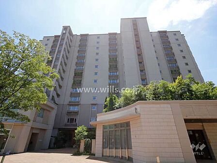 ユニエス南千里丘の外観(北側から)24時間365日有人管理!棟内にシアタールーム、大浴場、レストランあり!詳細につきましてはお問い合わせください。