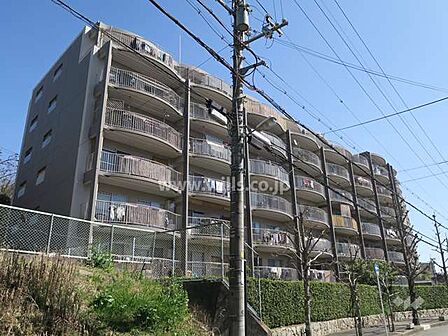 さんくれーる茨木C棟の外観（南西側から）南バルコニーに面した明るいLDKは19帖の広さを確保！6帖洋室と繋げて使うことも可能！水回りが近くに配置されており、家事がしやすい造り！