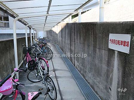 子供用自転車置場。重たく、大きな自転車に紛れることなく、安全に出し入れすることができます。最新の空き状況につきましてはお問い合わせください。