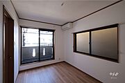 南東側洋室5.5帖［2026年2月17日撮影］2階の全居室バルコニーに面しています！明るく、風通しの良いお住まいです！