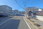 物件の南西側前面道路（南東側から）［2026年2月20日撮影］