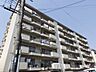 外観：ダイヤシャトー千里の外観(北西側から)納戸を含む各居室に収納があります！調理中もリビングの様子を見ることができる対面式キッチン！水回りが近くに配置されており、家事がしやすいお住まいです！