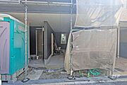 物件の玄関［2026年4月17日撮影］周辺は戸建てや集合住宅が並ぶ住宅地です。コンビニやスーパーなど買い物施設が徒歩圏内に揃う便利な立地！