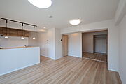 LDK15.9帖［2026年5月14日撮影］室内全面リフォーム済！LDKは隣接する5帖和室と繋げて使うことも可能！調理中もリビングの様子を見ることができるだ対面式キッチン！