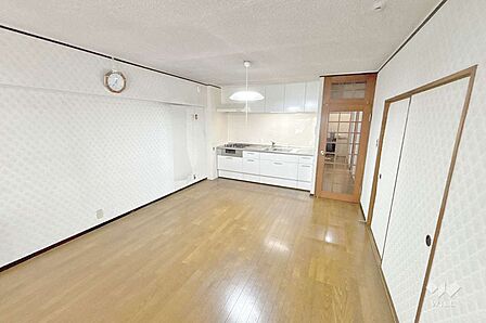 LDK13.0帖［2026年5月4日撮影］バルコニーに面した明るいLDK空間！角部屋住戸のため、採光、通風良好！全居室に窓があります！