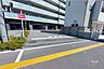 駐車場：駐車場の出入口。中央環状線が近くを走っており、車での移動が便利な立地です！インターチェンジへのアクセスもスムーズ！駐車場の最新の空き状況につきましてはお問い合わせください。