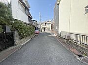 物件の東側前面道路（南側から）［2026年5月31日撮影］幹線道路が近くを走っており、車での移動が便利な立地！徒歩や自転車での移動もスムーズです！