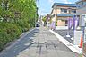 外観：物件の西側前面道路（南側から）［2026年9月2日撮影］南東を流れる淀川の河川敷ではお散歩やジョギングが楽しめそうです！