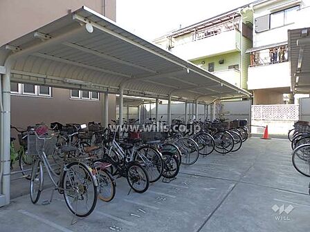 自転車置場。周辺は平坦地のため、自転車での移動もスムーズ!サイクルポートつきで自転車が雨晒しになりません。最新の空き状況につきましてはお問い合わせください。