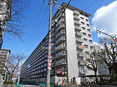 ローレルハイツ茨木総持寺1号棟の外観(南西側から)LDKは15.9帖の広さを確保!洋室2部屋はLDKと隣接しており、家族と顔を合わせる機会が増えます!