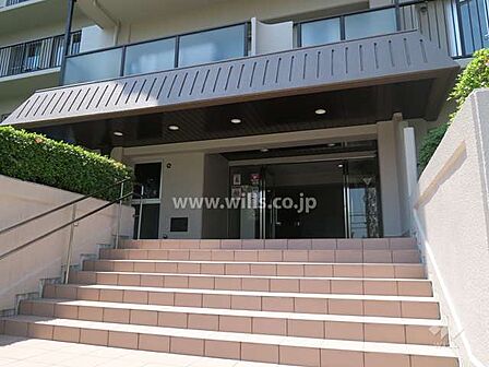 エントランス。「宿川原」バス停徒歩3分！バス乗車約18分で東海道本線「茨木駅」、バス乗車約29分で阪急京都線「茨木市駅」へのアクセス可能！