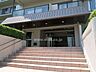 エントランス：エントランス。「宿川原」バス停徒歩3分！バス乗車約18分で東海道本線「茨木駅」、バス乗車約29分で阪急京都線「茨木市駅」へのアクセス可能！