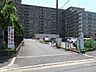 駐車場：駐車場の出入り口。国道171号線が近くを走っており、車での移動が便利な立地！最新の空き状況につきましてはお問い合わせください！