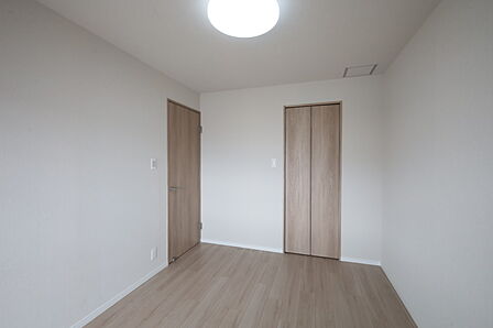 東側洋室約6帖［2026年7月8日撮影］ウォークインクローゼットがある居室です。お部屋がすっきりと片付きそうです！