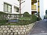 その他：敷地の出入り口。5階部分、南向き住戸につき採光、通風良好！各居室に収納があり、居住空間をより広く確保できます！