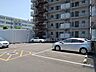 駐車場：敷地内駐車場（屋外平面式）平面式の駐車場は車の出し入れがスムーズ！最新の空き状況につきましてはお問い合わせください。