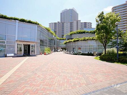 敷地北側には市立コミュニティプラザなどがあります。阪急京都線「摂津市駅」徒歩2分!