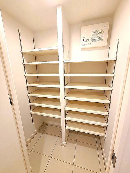 玄関横 シューズインクローク 棚の高さ調整も可能です