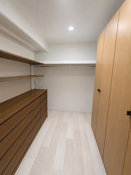 ※ＡＩ加工にて家具等を消しております