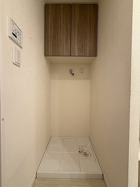 洗濯機置き場上にも収納が付いています
