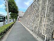 西鉄バス「新小文字病院前」停徒歩2分です。