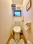 洗浄付き便座が魅力的なトイレです。毎日使用する場所だから、換気出来るよう、窓も完備しています。