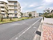西鉄バス「鞘ヶ谷競技場」徒歩5分です。