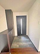 収納だけでなく、靴箱の上にカギ等の物を置けたり飾りができたりと、お好きにアレンジできる玄関です。