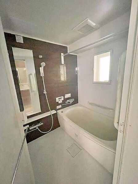 窓付きで換気ができます。通気性が悪いとカビや湿気の原因となり健康にもよくないそうです。