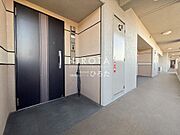 地震時での躯体のゆがみがあってもドアの開閉ができるように壁面を引き込ます構造フレームです。