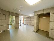 管理が行き届いたマンションです。共用部からは住みやすさが確認できます。