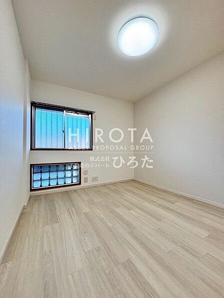白を基調としており清潔感のある空間です。