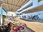 屋根付き駐輪場があります。