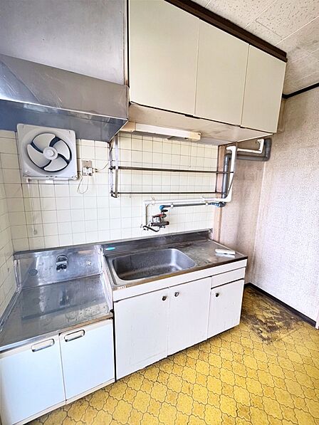 壁付け型のキッチンです。壁付けだと集中してお料理に取り組むことが出来ます。