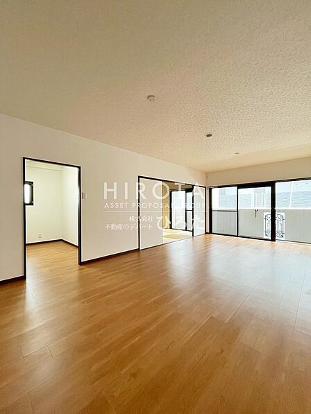 リビングは広々としたバルコニーに面しており、明るく風通しの良いお部屋です。