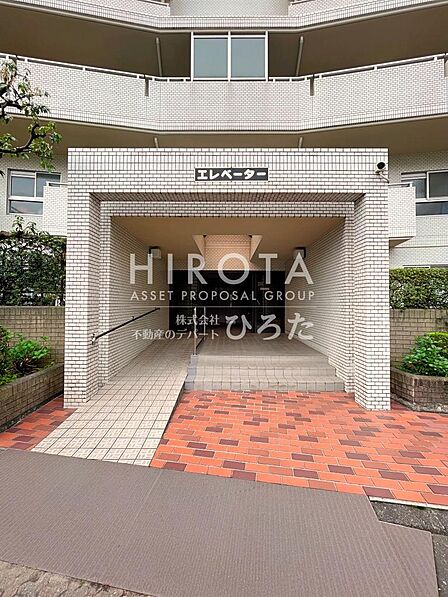 エントランスにはスロープや手すりがあります